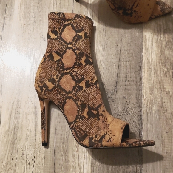 LEMON DROP BY PRIVILEGED  SNAKESKIN PRINT FABRIC STILETTO PEEP TOE BOOTS SZ 8 - Picture 3 of 15